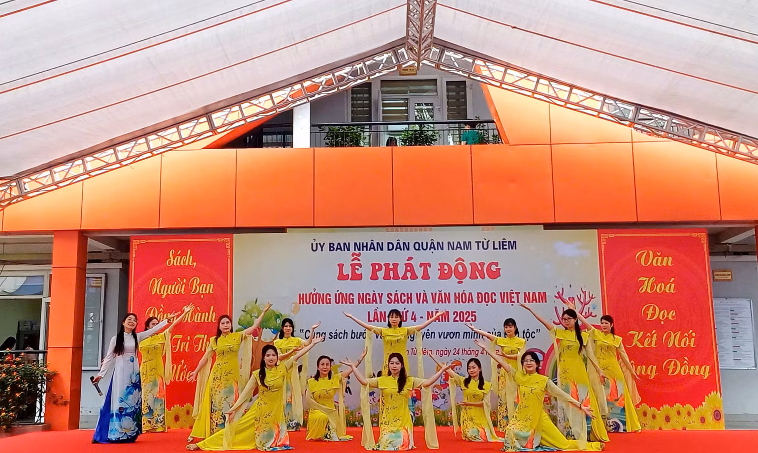 "Hà Nội mười hai mùa hoa", tiết mục văn nghệ đặc sắc của các cô giáo Trường tiểu học Phú Đô.