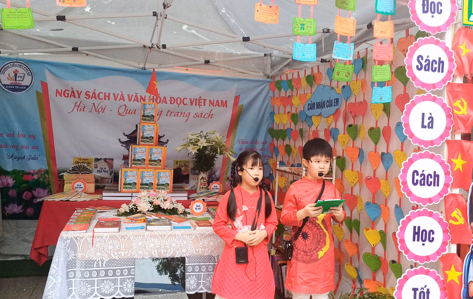 Các em học sinh tự tin thuyết trình song ngữ Việt-Anh trong cuộc thi giới thiệu sách.