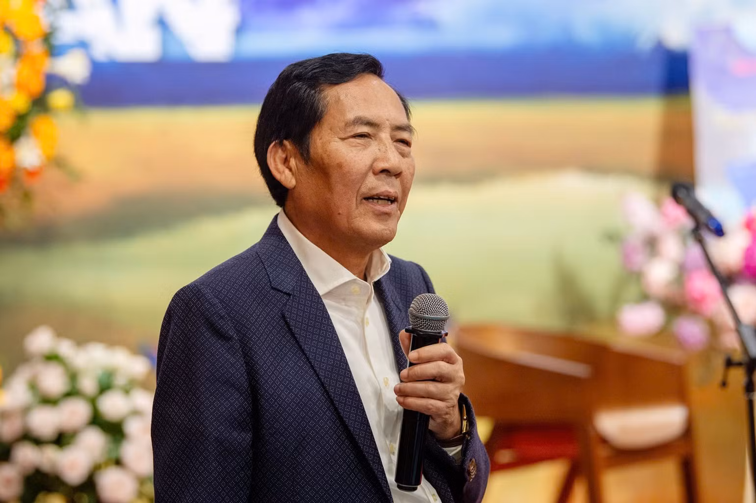 Nhà thơ Thuận Hữu với lời chia sẻ đầy mộc mạc, xúc động tại buổi lễ. Nhà thơ Thuận Hữu với lời chia sẻ đầy mộc mạc, xúc động tại buổi lễ.