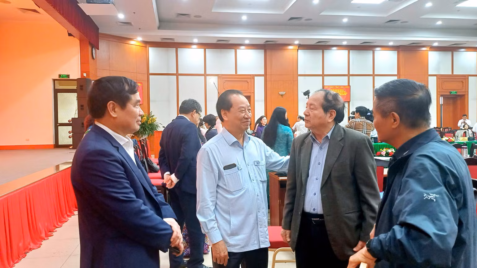 Các đại biểu trao đổi bên lề hội thảo.