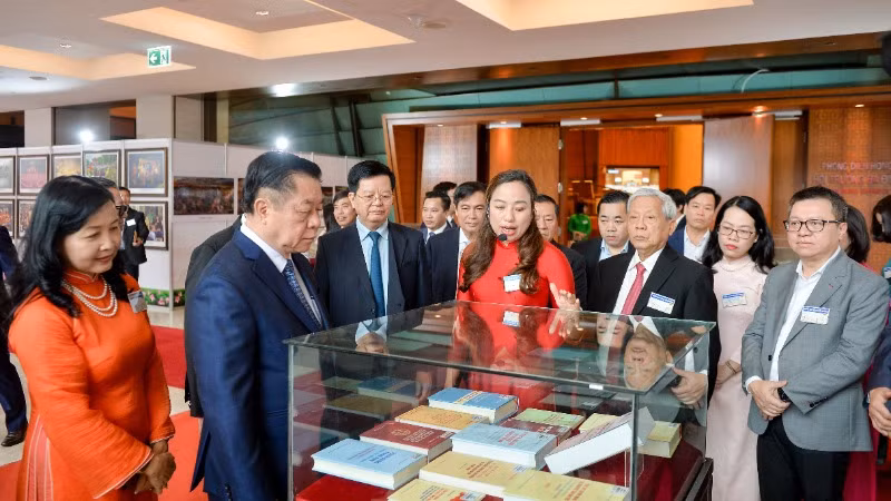 Triển lãm góp phần cổ vũ, động viên đội ngũ văn nghệ sĩ tiếp tục cống hiến. Triển lãm góp phần cổ vũ, động viên đội ngũ văn nghệ sĩ tiếp tục cống hiến.