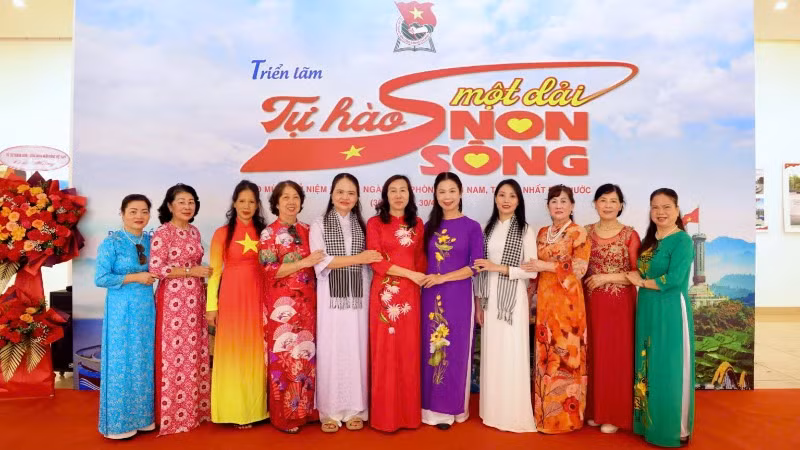 Khách tham quan thể hiện sự trang trọng khi tham gia các sự kiện kỷ niệm 50 năm thống nhất đất nước.