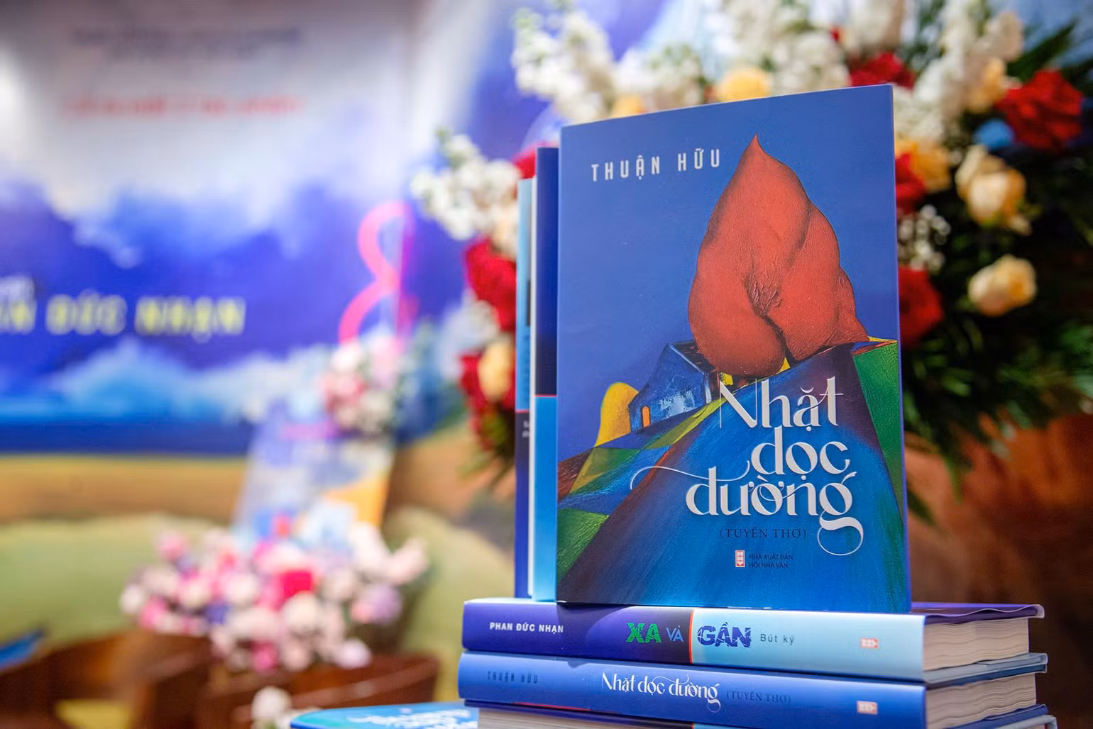 Tập thơ "Nhặt dọc đường" của nhà thơ Thuận Hữu. Tập thơ "Nhặt dọc đường" của nhà thơ Thuận Hữu.