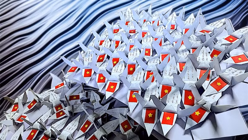 Hạc giấy thả trong Lễ tưởng niệm các Anh hùng liệt sĩ do chị Thùy Dương gấp và gửi theo đoàn công tác. Hạc giấy thả trong Lễ tưởng niệm các Anh hùng liệt sĩ do chị Thùy Dương gấp và gửi theo đoàn công tác.