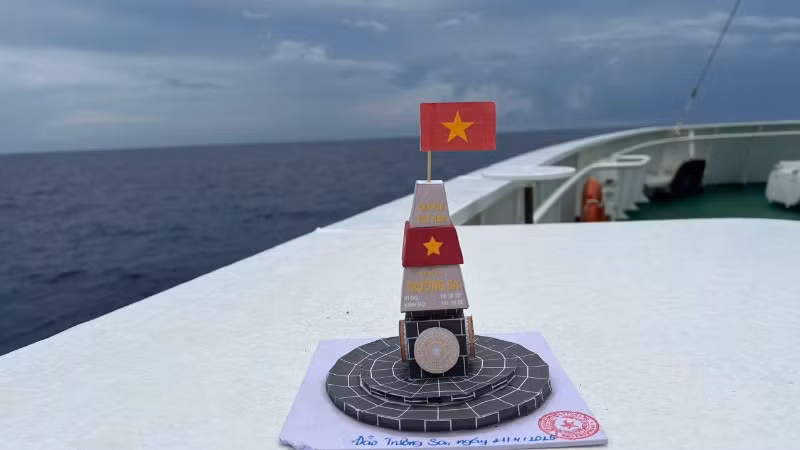 Một mô hình cột mốc chủ quyền của chị Thùy Dương được đóng dấu của đảo Trường Sa. Một mô hình cột mốc chủ quyền của chị Thùy Dương được đóng dấu của đảo Trường Sa.