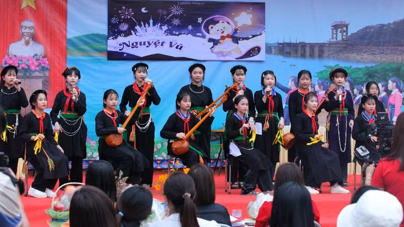 Tiết mục văn nghệ đậm đà bản sắc của học sinh trường nội trú. Tiết mục văn nghệ đậm đà bản sắc của học sinh trường nội trú.