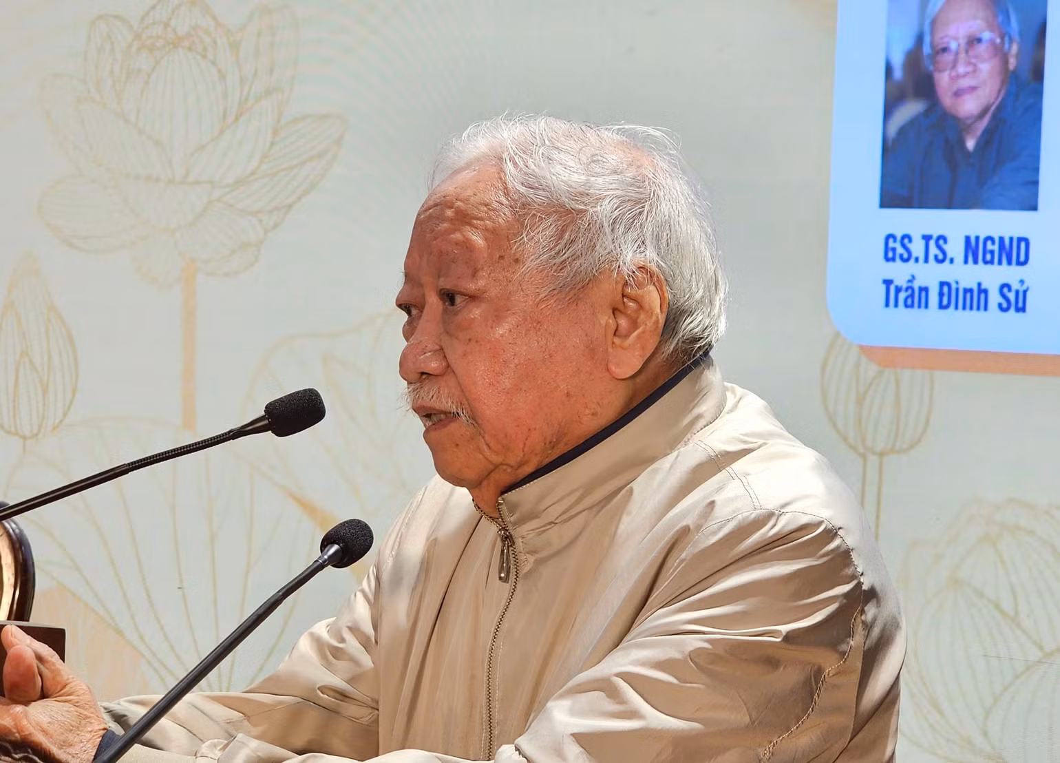 Giáo sư, Tiến sĩ Trần Đình Sử trình bày tham luận về "Nỗi buồn chiến tranh" của Bảo Ninh. Giáo sư, Tiến sĩ Trần Đình Sử trình bày tham luận về "Nỗi buồn chiến tranh" của Bảo Ninh.