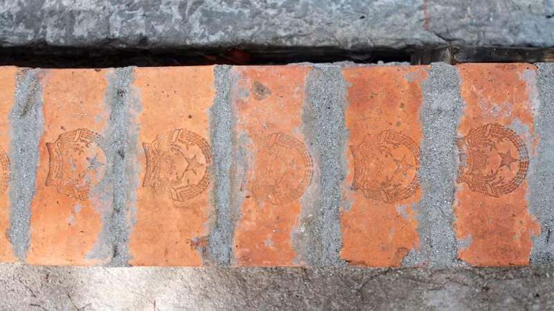 Trong quá trình xây dựng, Quốc huy trên gạch luôn được giữ gìn.