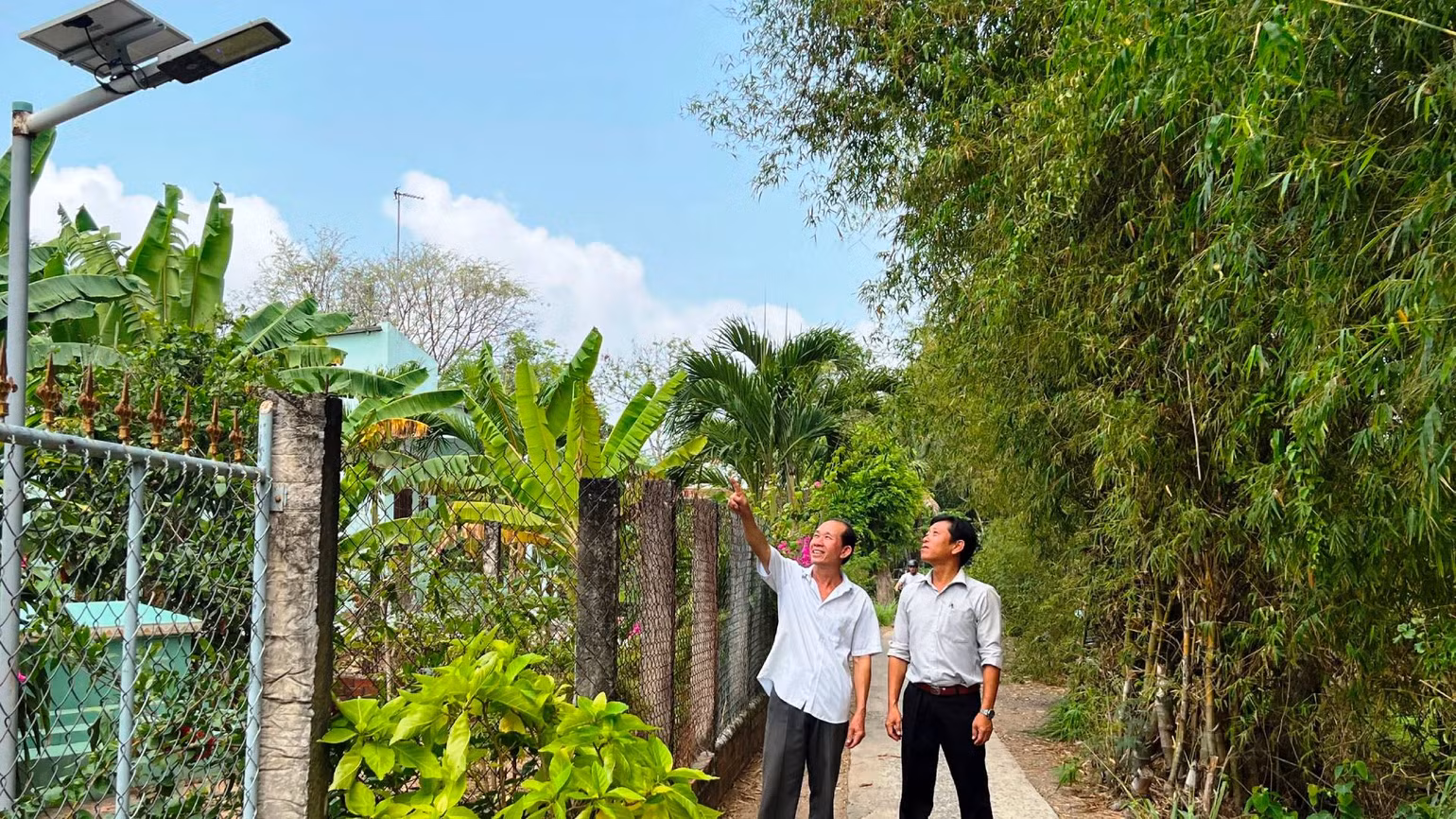Đường giao thông nông thôn ở xã An Hiệp được lắp đèn chiếu sáng năng lượng mặt trời. Đường giao thông nông thôn ở xã An Hiệp được lắp đèn chiếu sáng năng lượng mặt trời.