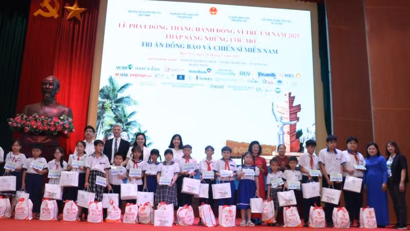 Đại biểu tham dự lễ trao học bổng, phát quà cho học sinh có hoàn cảnh khó khăn. (Ảnh: HOÀNG TRUNG)