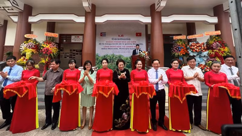 Đại biểu thực hiện nghi thức cắt băng khánh thành Nhà lưu niệm làng Moncada Đại biểu thực hiện nghi thức cắt băng khánh thành Nhà lưu niệm làng Moncada