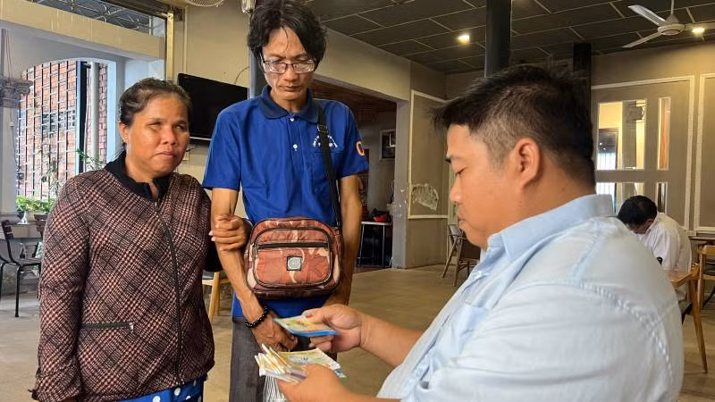 Người tàn tật bán vé số mưu sinh tại tỉnh Bến Tre. (Ảnh: HOÀNG TRUNG)