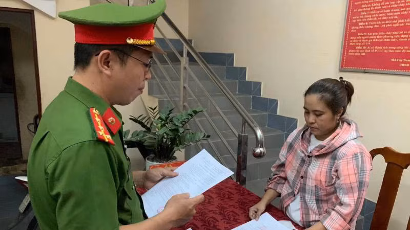 Đối tượng Đinh Thúy Diễm tại Cơ quan công an. (Ảnh: Cơ quan công an cung cấp)
