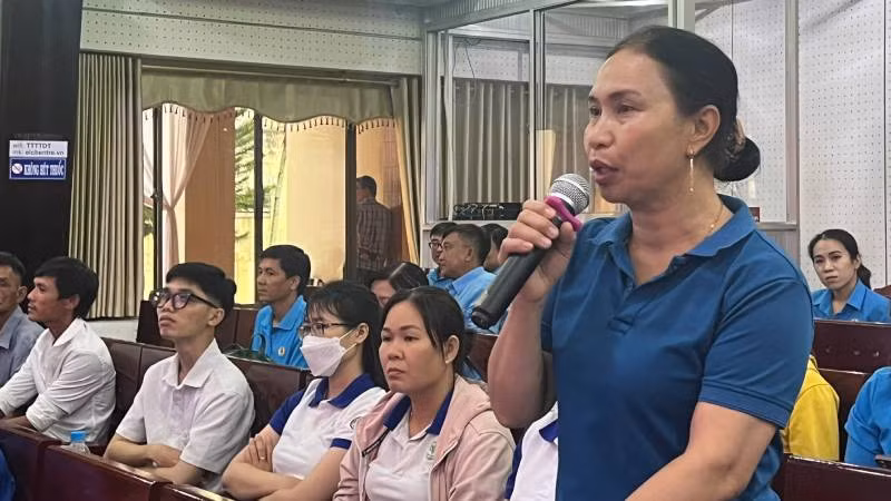 Đại diện lực lượng công nhân phát biểu tại buổi tiếp xúc cử tri. (Ảnh: HOÀNG TRUNG)