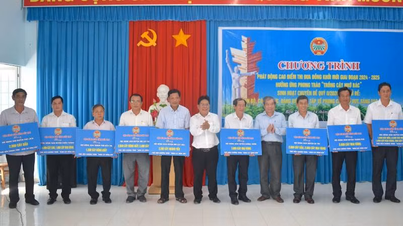 Hội Nông dân tỉnh Bến Tre trao bảng tượng trưng phân bổ cây xanh về các địa phương để thực hiện phong trào trồng cây nhớ Bác.