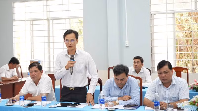 Đại biểu phát biểu bàn giải pháp tháo gỡ vướng mắc công trình đường dây 110kV Phú Thuận-Bình Đại. (Ảnh: HOÀNG TRUNG)