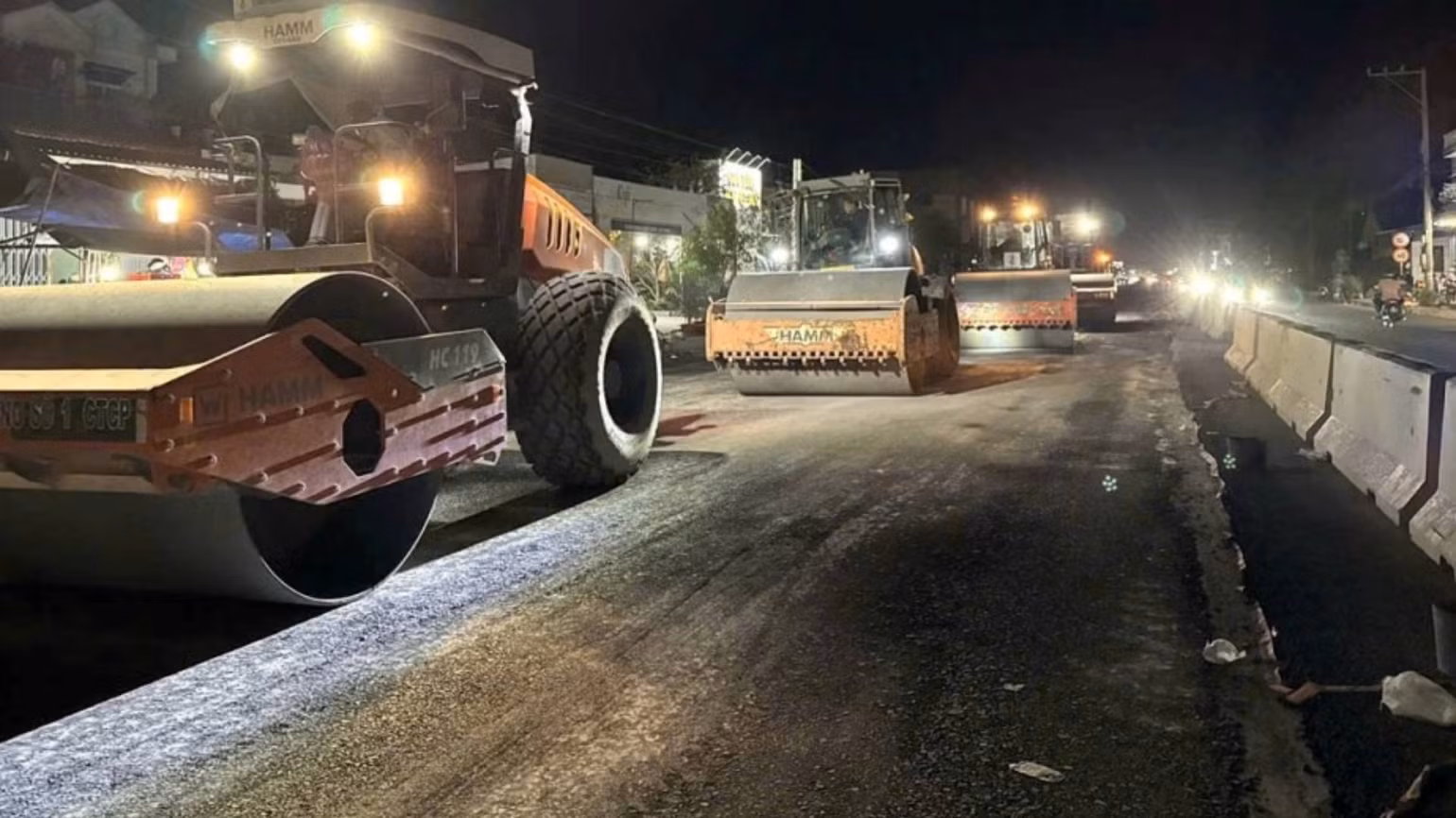Gói thầu đường dẫn vào cầu được thi công "3 ca, 4 kíp" để đẩy nhanh tiến độ. (Ảnh: Ban Quản lý dự án Mỹ Thuận cung cấp)