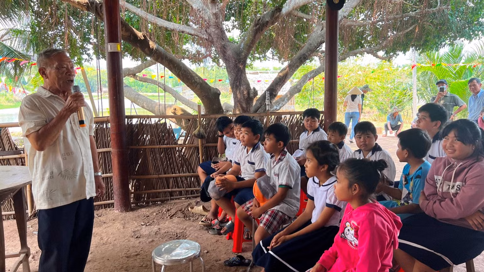 Cựu chiến binh Huỳnh Minh Ê đọc thơ Lục Vân Tiên cho các em học sinh nghe khi đến điểm du lịch sinh thái của mình. Cựu chiến binh Huỳnh Minh Ê đọc thơ Lục Vân Tiên cho các em học sinh nghe khi đến điểm du lịch sinh thái của mình.