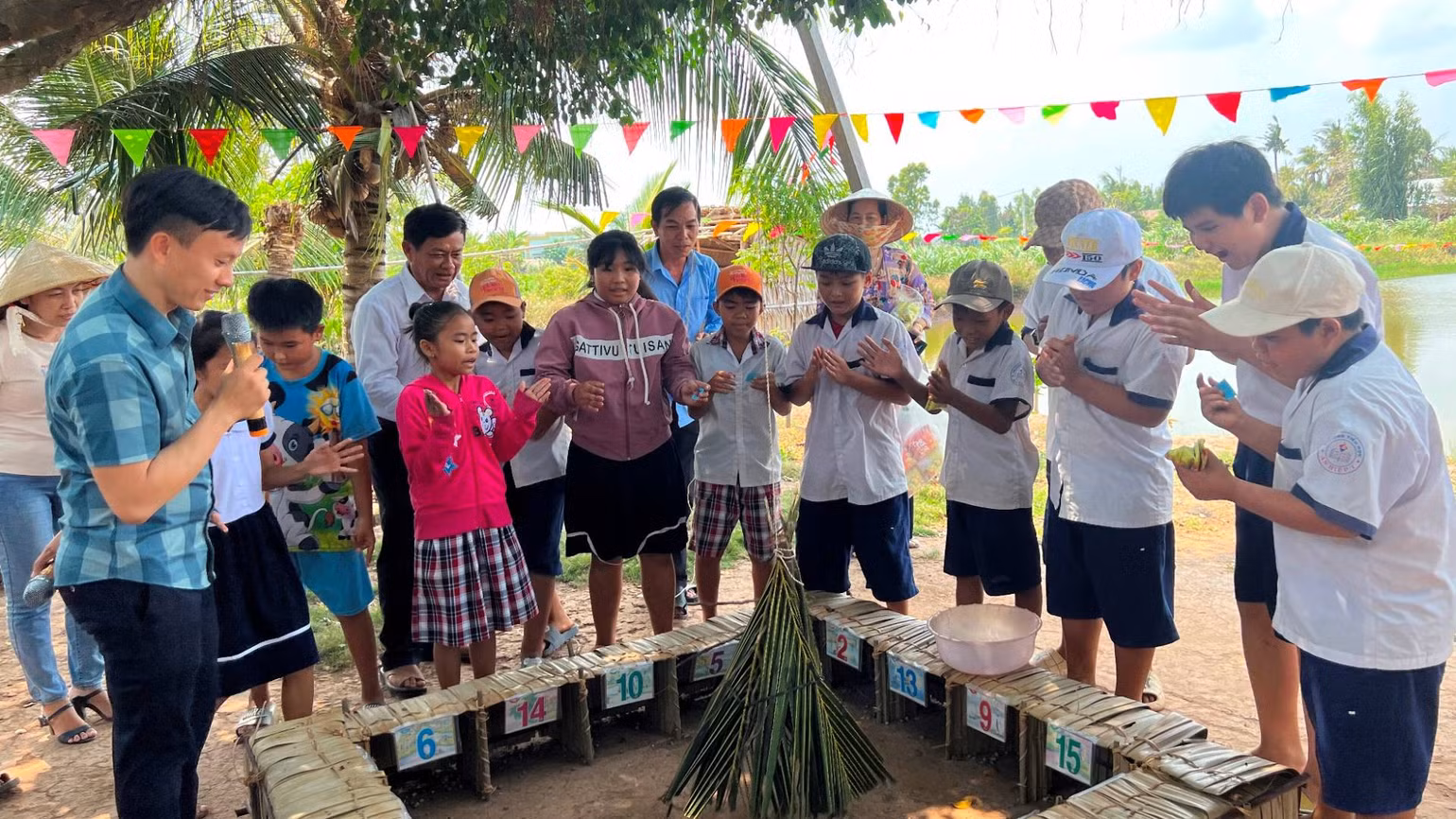 Trẻ em ấp An Bình rất thích khám phá các trò chơi dân gian tại các điểm du lịch cộng đồng. Trẻ em ấp An Bình rất thích khám phá các trò chơi dân gian tại các điểm du lịch cộng đồng.