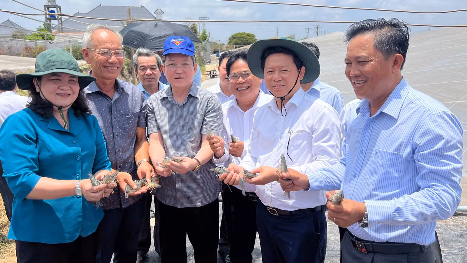 Lãnh đạo tỉnh Bến Tre và Trung ương Hội Nông dân tham quan mô hình nuôi tôm công nghệ cao hiệu quả tại huyện Thạnh Phú. (Ảnh: HOÀNG TRUNG)