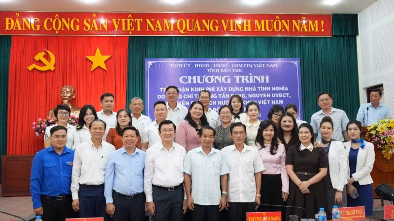 Nguyên Chủ tịch nước Trương Tấn Sang cũng lãnh đạo chính quyền địa phương, đơn vị tài trợ chụp ảnh lưu niệm tại chương trình tiếp nhận kinh phí xây dựng nhà tình nghĩa. Nguyên Chủ tịch nước Trương Tấn Sang cũng lãnh đạo chính quyền địa phương, đơn vị tài trợ chụp ảnh lưu niệm tại chương trình tiếp nhận kinh phí xây dựng nhà tình nghĩa.