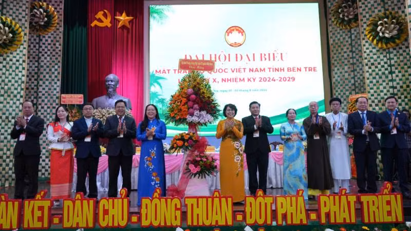 Phó Chủ tịch Ủy ban Trung ương Mặt trận Tổ quốc Việt Nam Tô Thị Bích Châu tặng hoa chúc mừng Đại hội. (Ảnh: HOÀNG TRUNG)