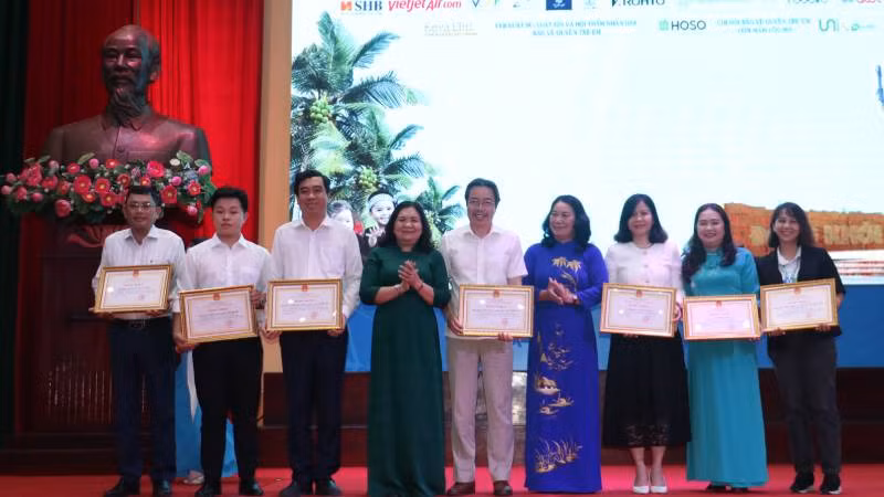 Lãnh đạo tỉnh Bến Tre tặng bằng khen cho các tổ chức và cá nhân đã đồng hành cùng chương trình. (Ảnh: HOÀNG TRUNG)