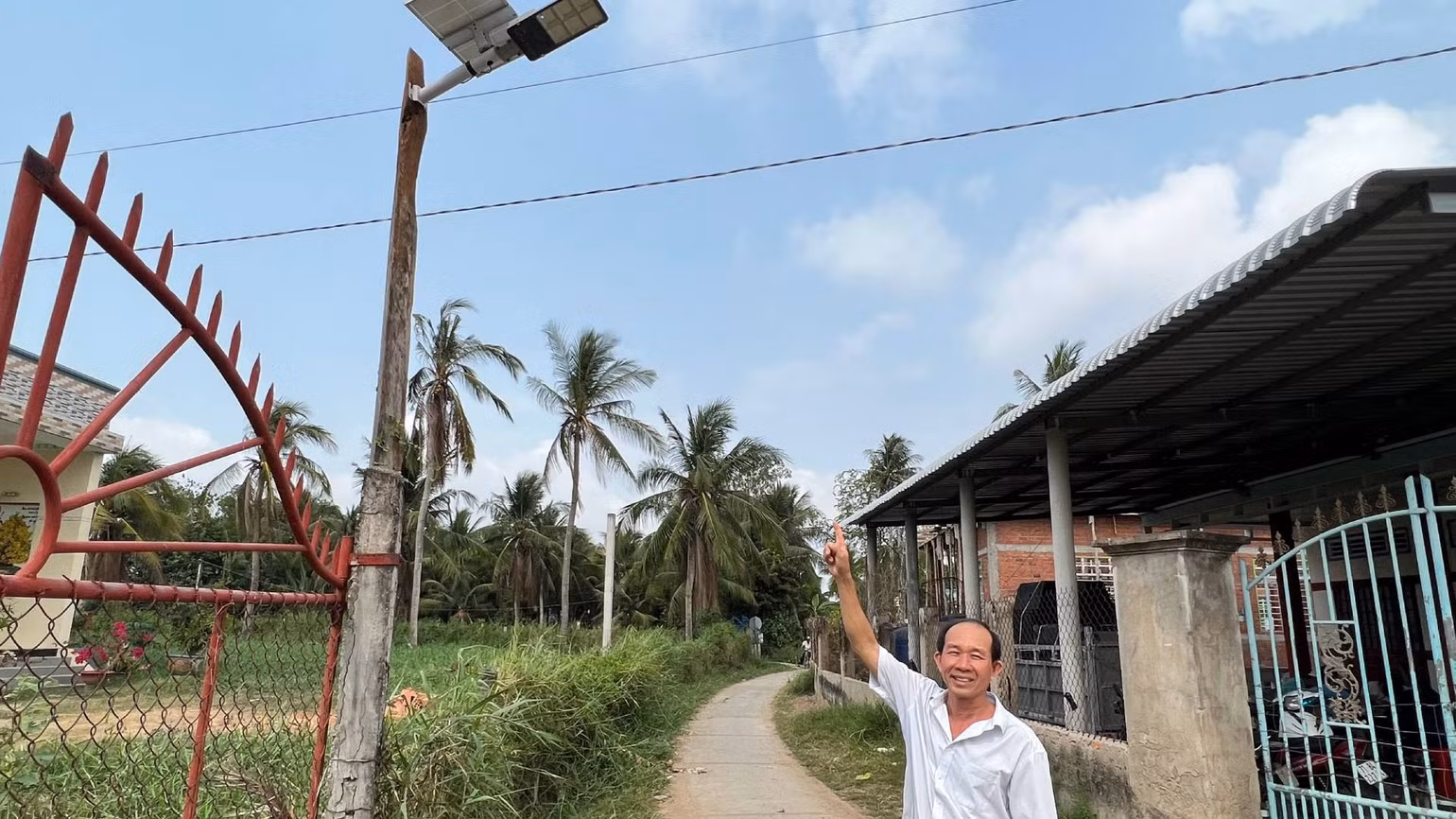 Gia đình ông Trà Văn Trung rất tích cực hiến đất làm được, tặng bóng đèn thắp sáng. Gia đình ông Trà Văn Trung rất tích cực hiến đất làm được, tặng bóng đèn thắp sáng.