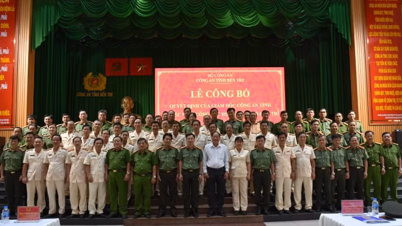Công an tỉnh Bến Tre tổ chức lễ trao quyết định nghỉ hưu đối với lãnh đạo Công an cấp phòng, cấp huyện. (Ảnh: HOÀNG TRUNG)