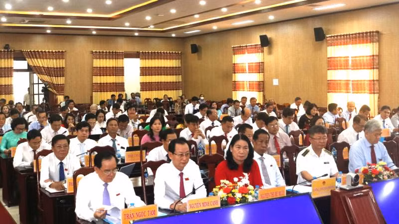 Hội đồng nhân dân tỉnh Bến Tre thông qua 27 nghị quyết phát triển kinh tế-xã hội. (Ảnh HOÀNG TRUNG) Hội đồng nhân dân tỉnh Bến Tre thông qua 27 nghị quyết phát triển kinh tế-xã hội. (Ảnh HOÀNG TRUNG)