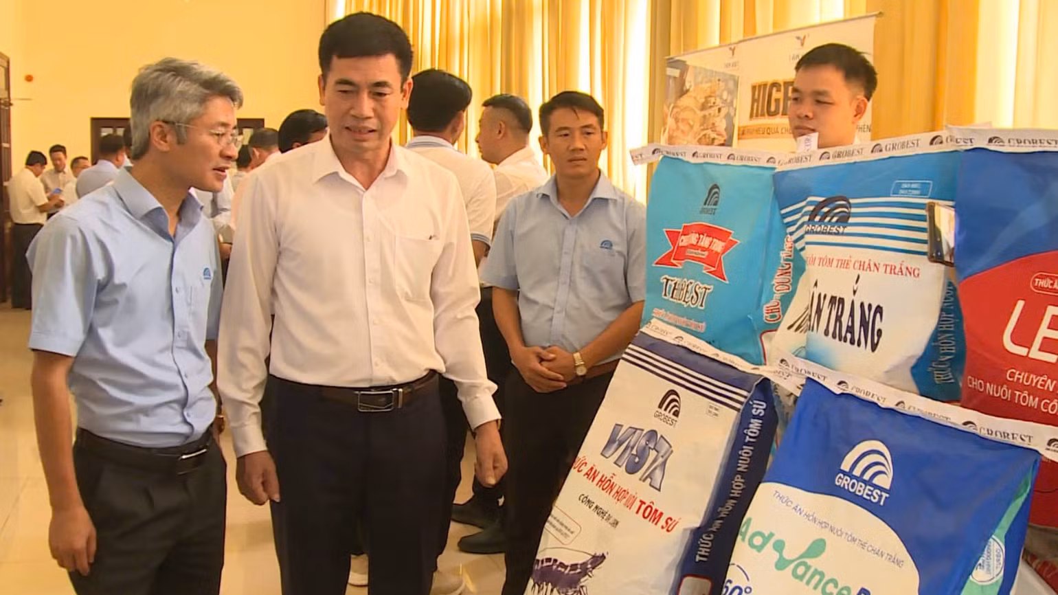 Công nghệ mới về thức ăn, thuốc sinh học đang được ứng dụng trong nuôi tôm công nghệ cao tại Bến Tre. (Ảnh: HOÀNG TRUNG)
