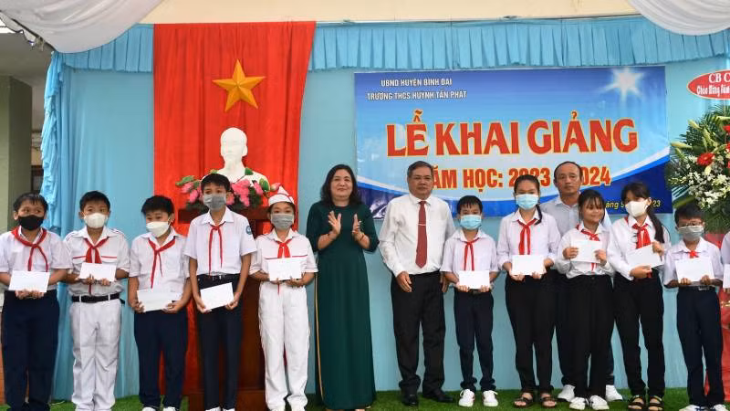 Trao học bổng cho học sinh nghèo, hiếu học tại trường Trung học cơ sở Huỳnh Tấn Phát (huyện Bình Đại, tỉnh Bến Tre). (Ảnh: Hoàng Trung)