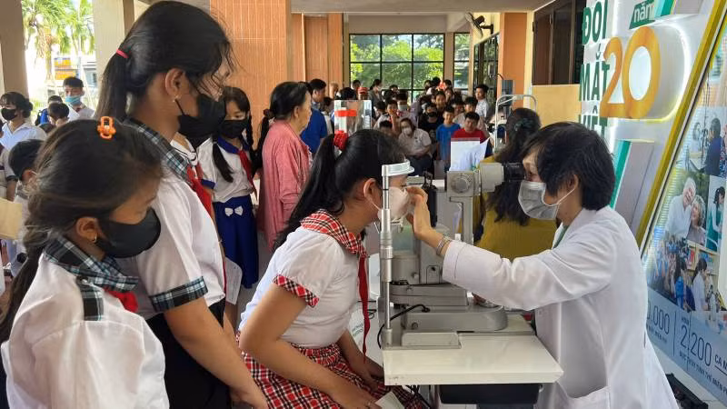 Bác sĩ Bệnh viện Mắt Sài Gòn khám, phát thuốc miễn phí cho học sinh. (Ảnh: HOÀNG TRUNG)