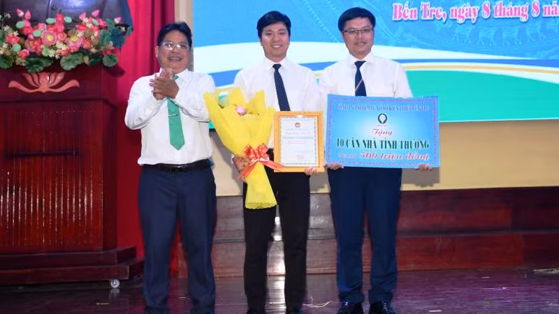 Công ty Xổ số kiến thiết tỉnh Bến Tre tặng 10 căn nhà tình thương cho hội viên nông dân.