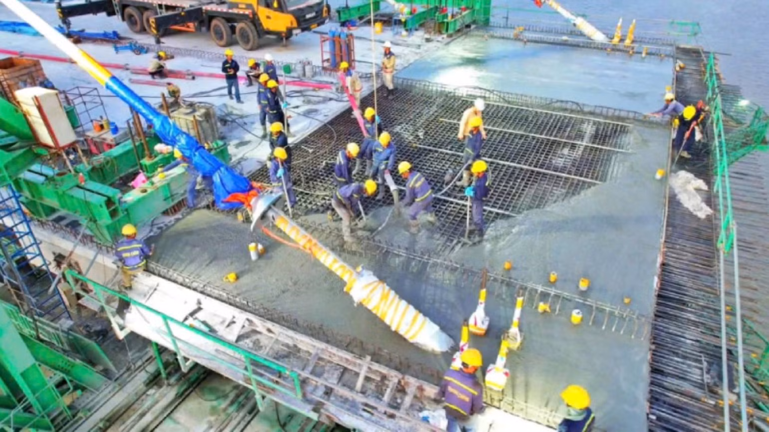 Phần cầu chính dây văng đang được nhà thầu khẩn trương thi công. (Ảnh: Ban Quản lý dự án Mỹ Thuận cung cấp)