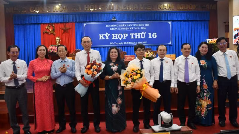 Đại biểu chúc mừng 2 thành viên Ủy ban nhân dân tỉnh Bến Tre nhiệm kỳ 2021 - 2026 vừa được bầu bổ sung. (Ảnh: HOÀNG TRUNG)