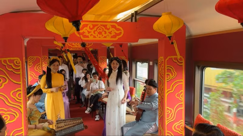 Các nghệ sĩ biểu diễn trên chuyến tàu "Kết nối di sản miền trung".