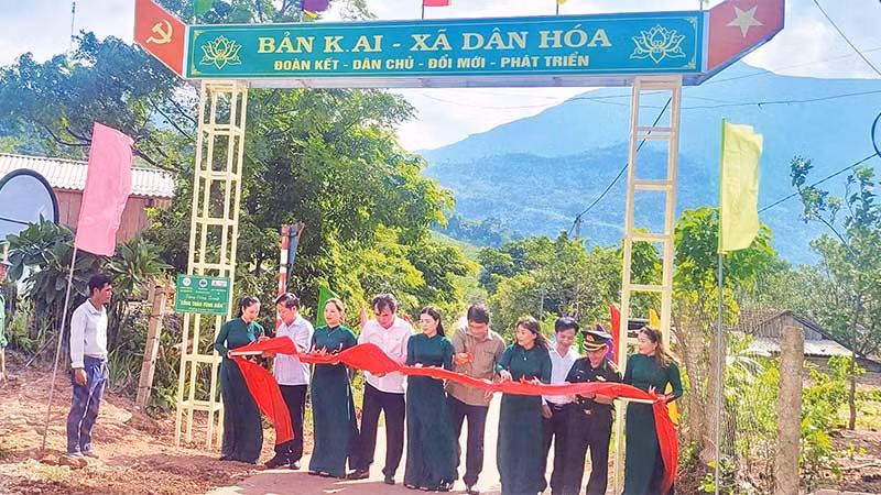 Cổng chào không chỉ giúp cho bản làng thêm khang trang mà còn là mô hình dân vận khéo của Bộ đội Biên phòng Quảng Bình. Cổng chào không chỉ giúp cho bản làng thêm khang trang mà còn là mô hình dân vận khéo của Bộ đội Biên phòng Quảng Bình.
