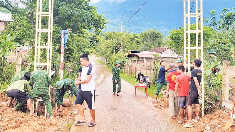 Bộ đội Biên phòng huy động thêm người dân, chủ yếu là thanh niên tham gia dựng cổng chào để làm đẹp cho bản làng. Bộ đội Biên phòng huy động thêm người dân, chủ yếu là thanh niên tham gia dựng cổng chào để làm đẹp cho bản làng.