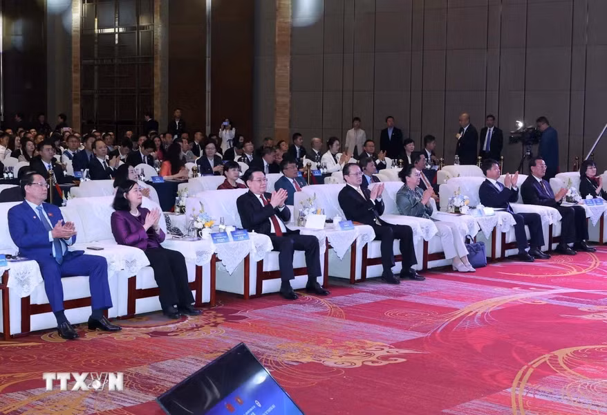 Chủ tịch Quốc hội Vương Đình Huệ và đại biểu dự Diễn đàn chính sách, pháp luật thúc đẩy hợp tác đầu tư thương mại Việt Nam-Trung Quốc. Ảnh: TTXVN. Chủ tịch Quốc hội Vương Đình Huệ và đại biểu dự Diễn đàn chính sách, pháp luật thúc đẩy hợp tác đầu tư thương mại Việt Nam-Trung Quốc. Ảnh: TTXVN.