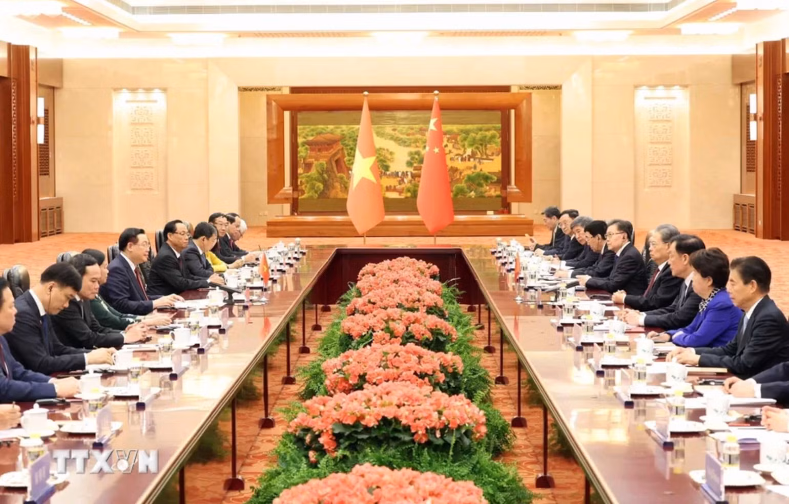 Chủ tịch Quốc hội Vương Đình Huệ hội đàm với Ủy viên trưởng Ủy ban Thường vụ Nhân đại toàn quốc Trung Quốc Triệu Lạc Tế. Ảnh: TTXVN