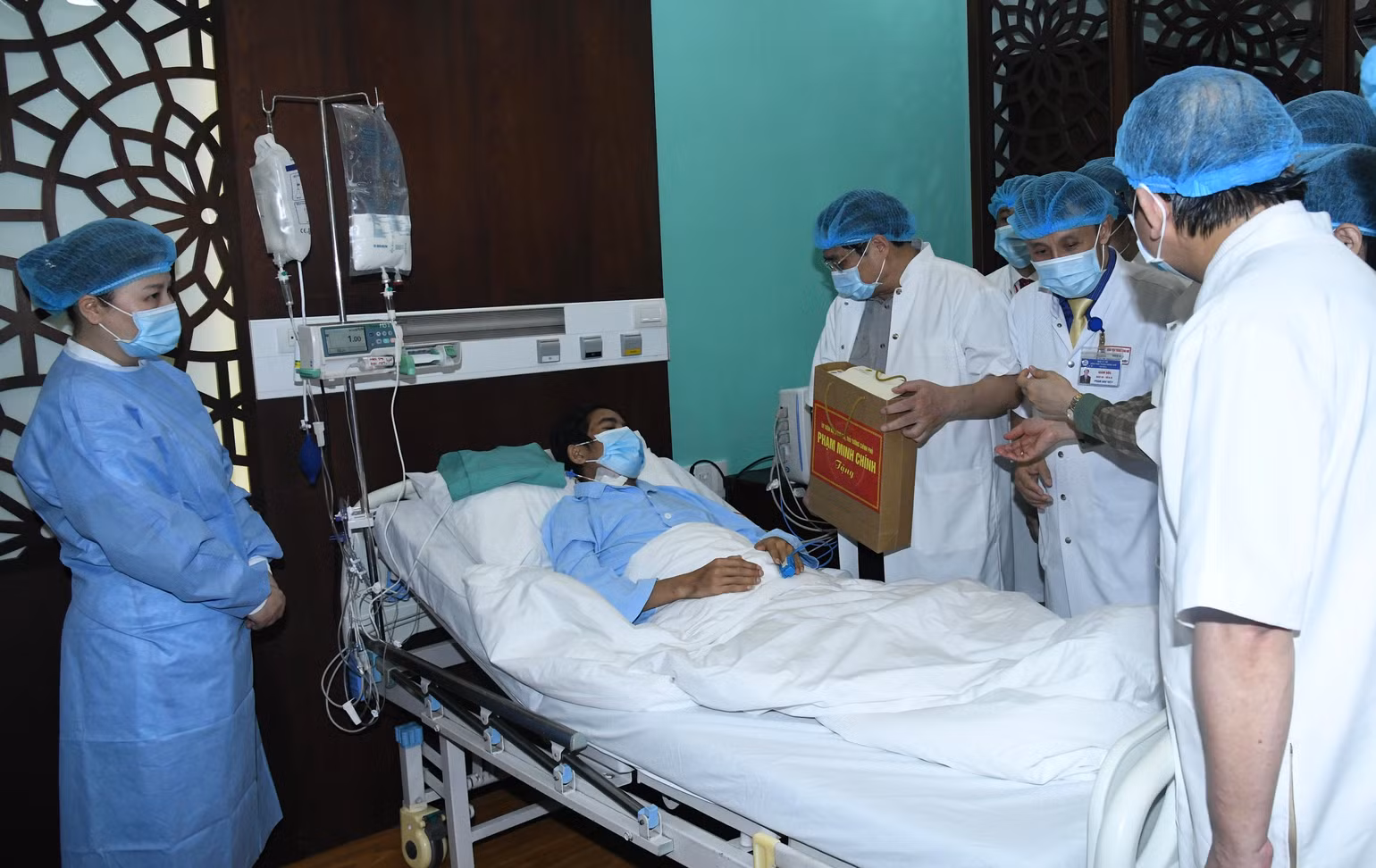 Thủ tướng Phạm Minh Chính thăm hỏi, tặng quà động viên một bệnh nhân đang điều trị sau ghép tạng. Thủ tướng Phạm Minh Chính thăm hỏi, tặng quà động viên một bệnh nhân đang điều trị sau ghép tạng.