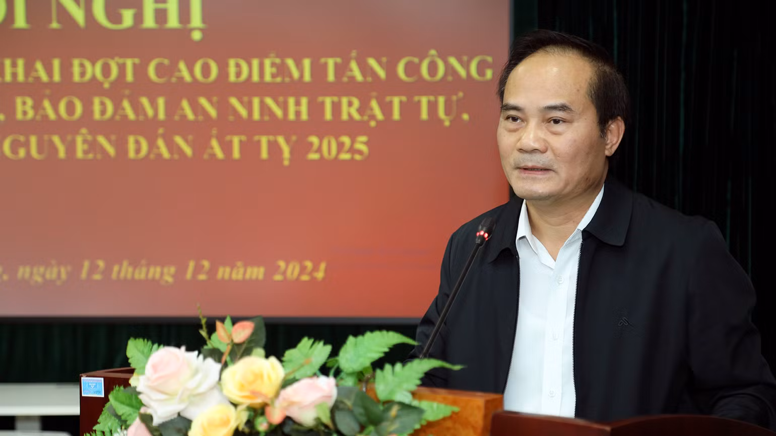 Đồng chí Hoàng Việt Phương, Phó Chủ tịch UBND tỉnh Tuyên Quang phát biểu tại hội nghị.