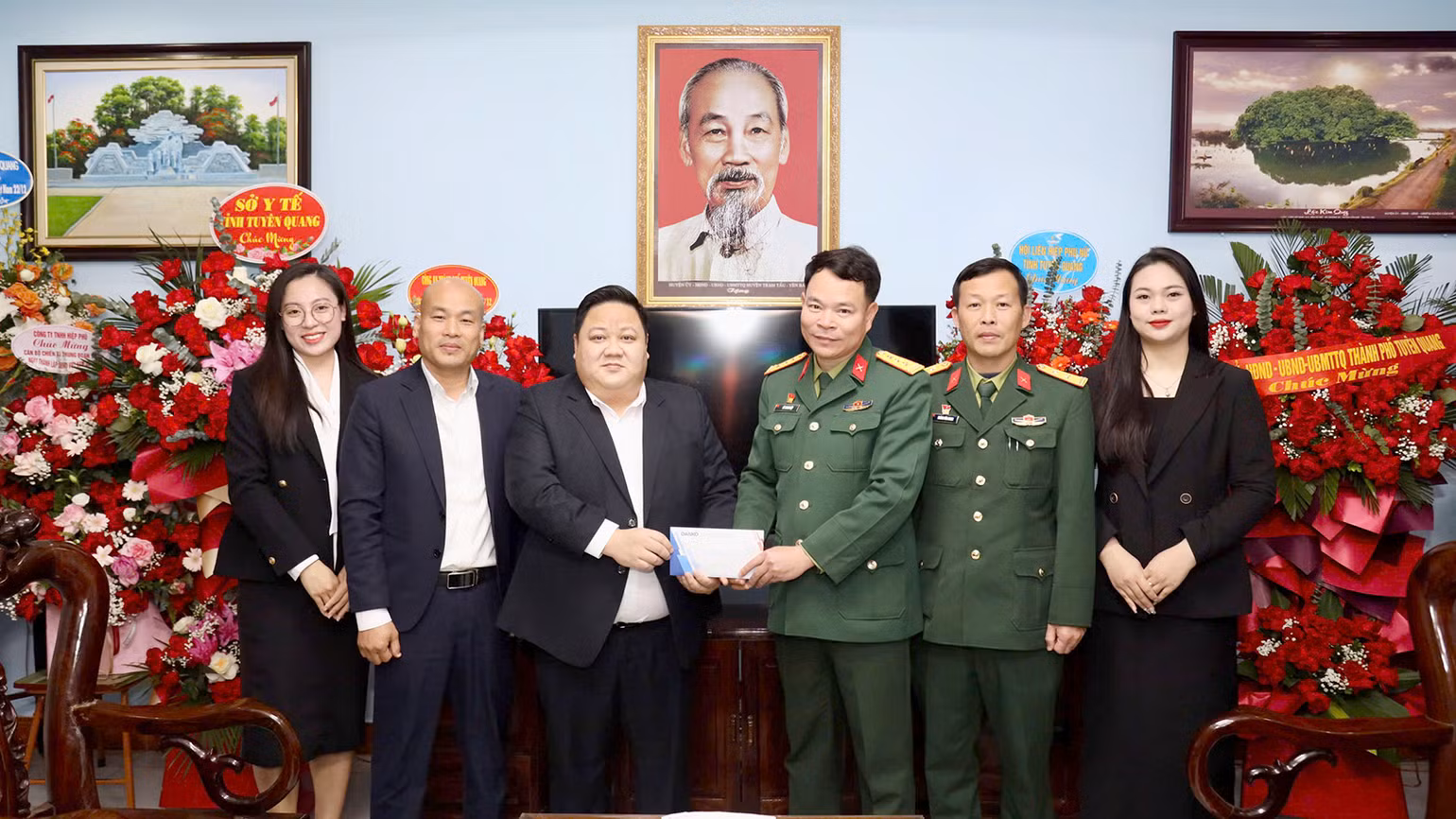 Đại diện Công ty cổ phần Tập đoàn Danko – Danko Group trao tặng quà cho lãnh đạo Trung đoàn 148.