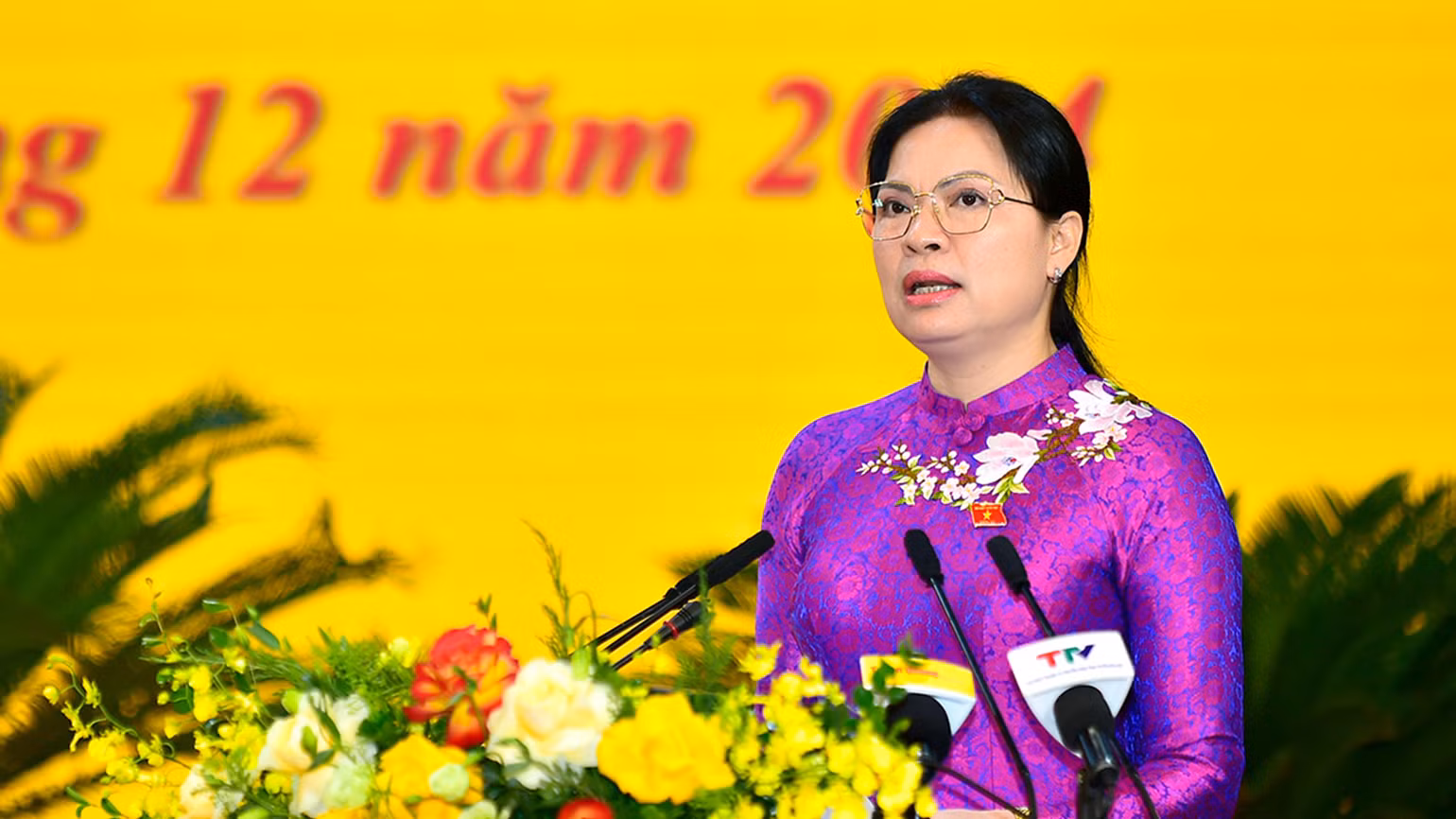 Đồng chí Hà Thị Nga, Ủy viên Trung ương Đảng, Bí thư Tỉnh ủy, Trưởng Đoàn đại biểu Quốc hội tỉnh Tuyên Quang phát biểu tại kỳ họp.