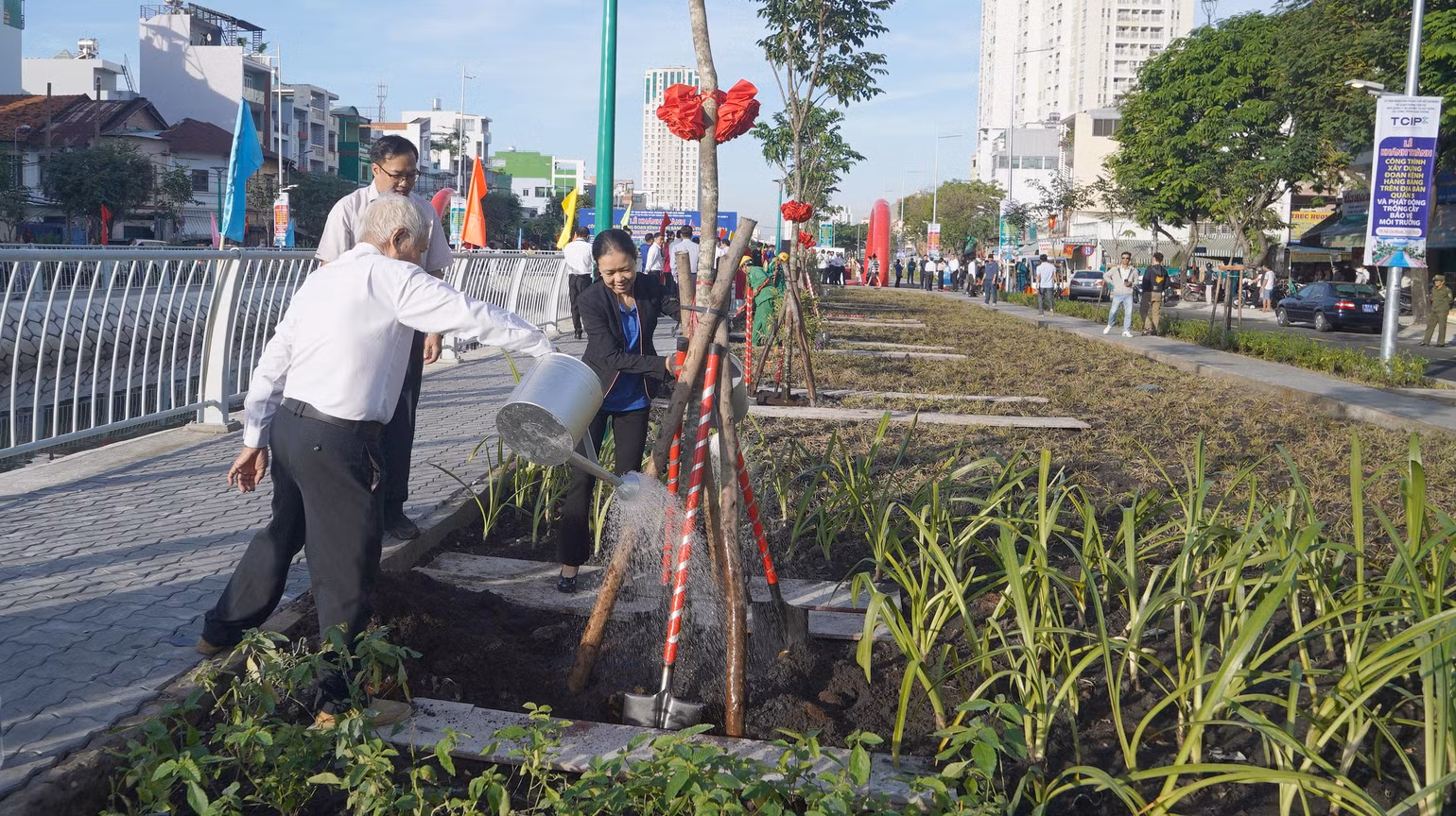 Đông đảo các ban, ngành trồng cây xanh bảo vệ môi trường dọc tuyến kênh Hàng Bàng.