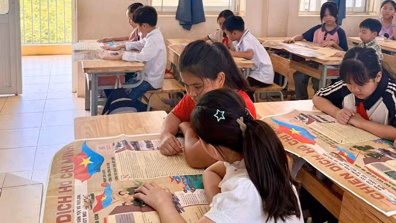 Thế hệ trẻ Hòa Bình hào hứng với phụ san Báo Nhân Dân. (Ảnh: NGUYỄN TUẤN)