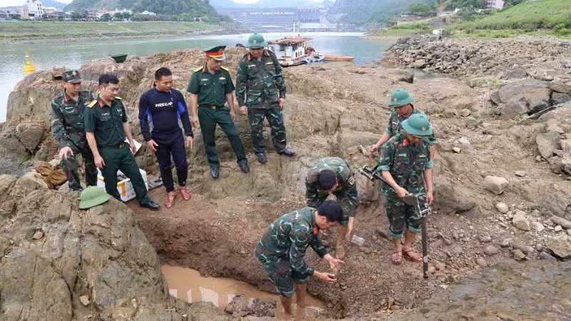 Bộ Chỉ huy Quân sự tỉnh Hòa Bình đã phát hiện và triển khai công tác đưa số bom, đạn về nơi an toàn.