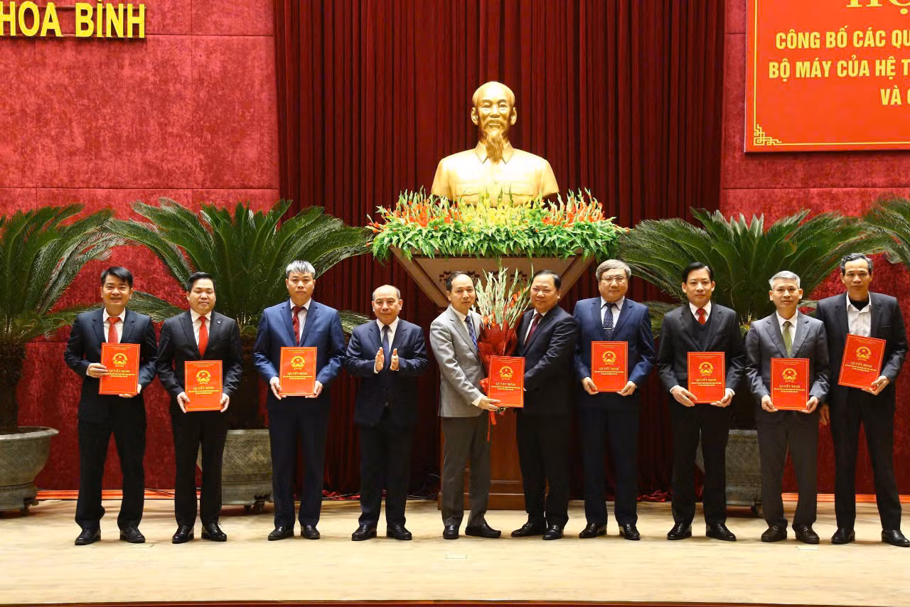 Bí thư TỈnh ủy Hòa Bình Nguyễn Phi Long và Chủ tịch Ủy ban nhân dân tỉnh Bùi Đức Hinh trao quyết định và tặng hoa cho Lãnh đạo Sở Nông nghiệp và Môi trường.