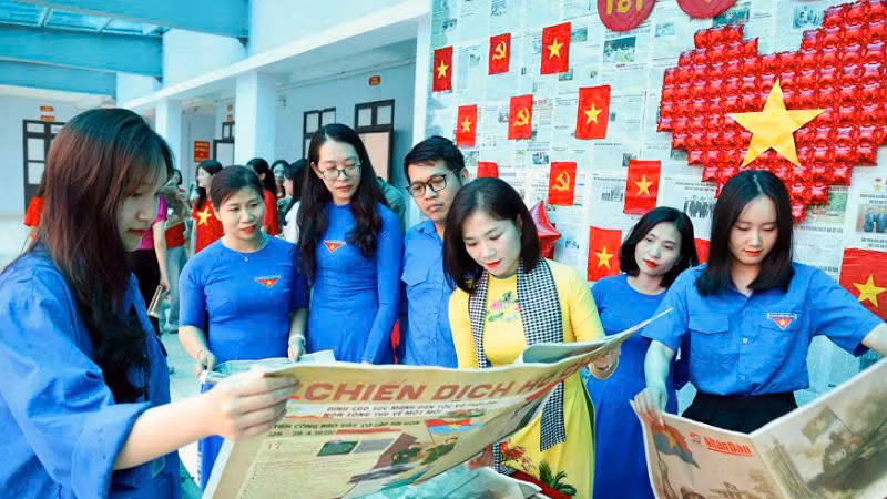 Các cô giáo Trường trung học phổ thông Công nghiệp Hòa Bình chăm chú với phụ san. (Ảnh: NGUYỄN TUẤN)